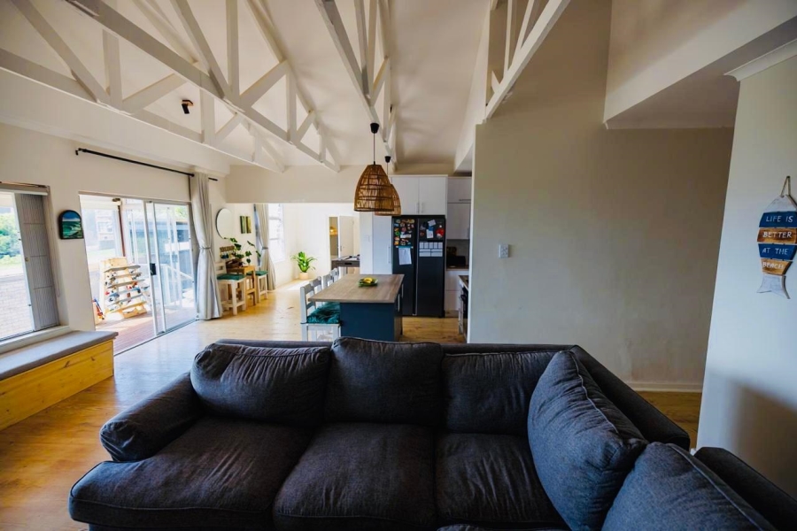 5 Bedroom Property for Sale in Wavecrest Eastern Cape